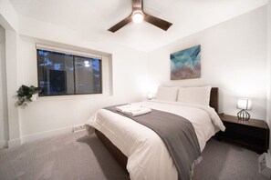 2 soveværelser, skrivebord, strygejern/strygebræt, weekendseng