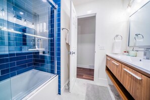 Hair dryer, towels - King & Q beds, views, hot tub, deck, grill (Estes Park)