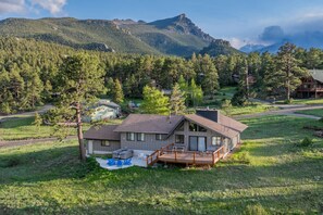 Exterior - King & Q beds, views, hot tub, deck, grill (Estes Park)