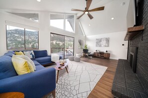 TV, fireplace, video games, books - King & Q beds, views, hot tub, deck, grill (Estes Park)