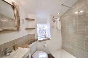 Douche, sèche-cheveux, serviettes fournies, savon