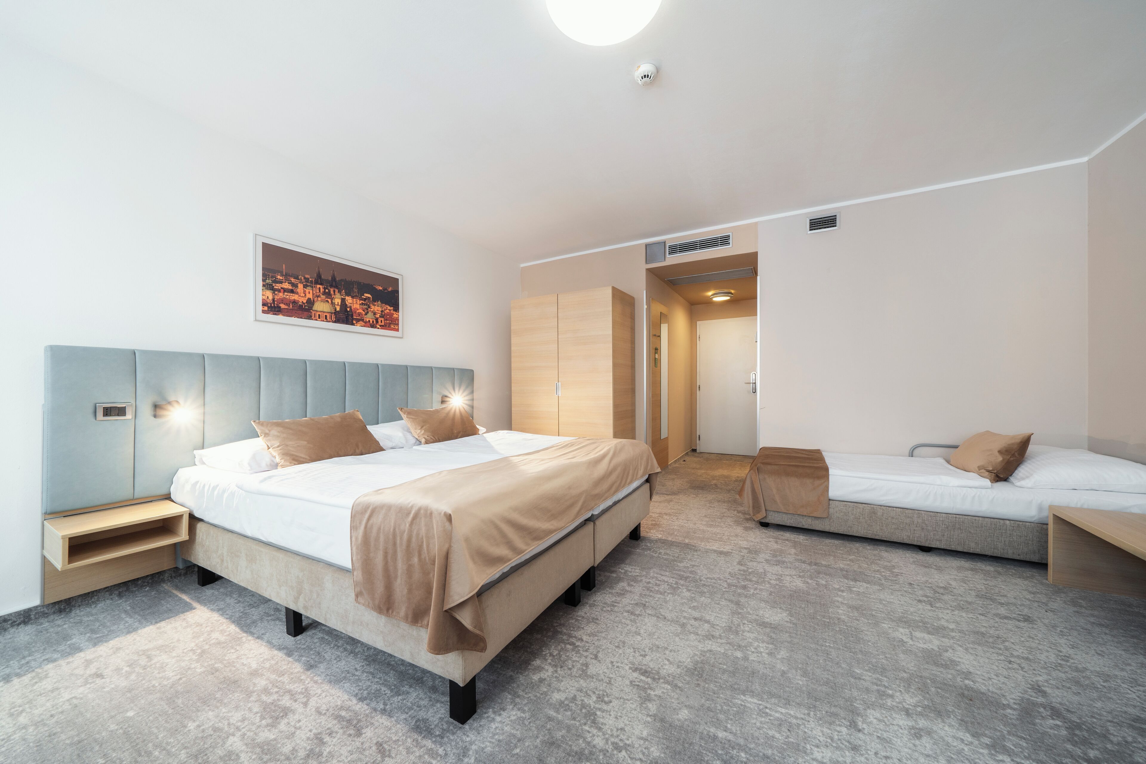 高級四人房 | 書桌、手提電腦工作空間、免費 Wi-Fi、床單