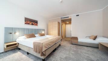 Escritorio, espacio para trabajar con laptop y wifi gratis