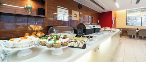 Daily buffet breakfast (CZK 250 per person)
