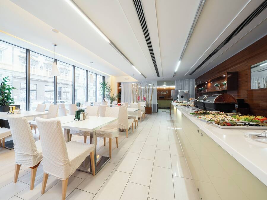 Café da manhã com buffet todos os dias (CZK 250 por pessoa)