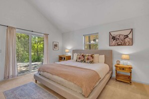 4 bedrooms, iron/ironing board, WiFi - One Level pet friendly Hot Tub ping pong bikes (Sunriver)