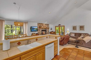 TV - One Level pet friendly Hot Tub ping pong bikes (Sunriver)