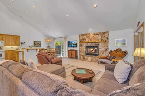 TV - One Level pet friendly Hot Tub ping pong bikes (Sunriver)