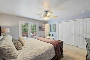 3 habitaciones, escritorio y tabla de planchar con plancha