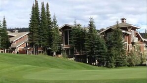 Un parcours de golf doté d’un club-house et de bâtiments de style chalet.
