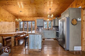 Fridge, microwave, oven, stovetop - Moonlite Hideaway on Cross lake (Crosslake)