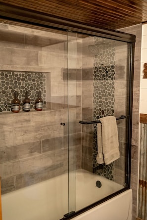 Combined shower/tub, hair dryer, towels