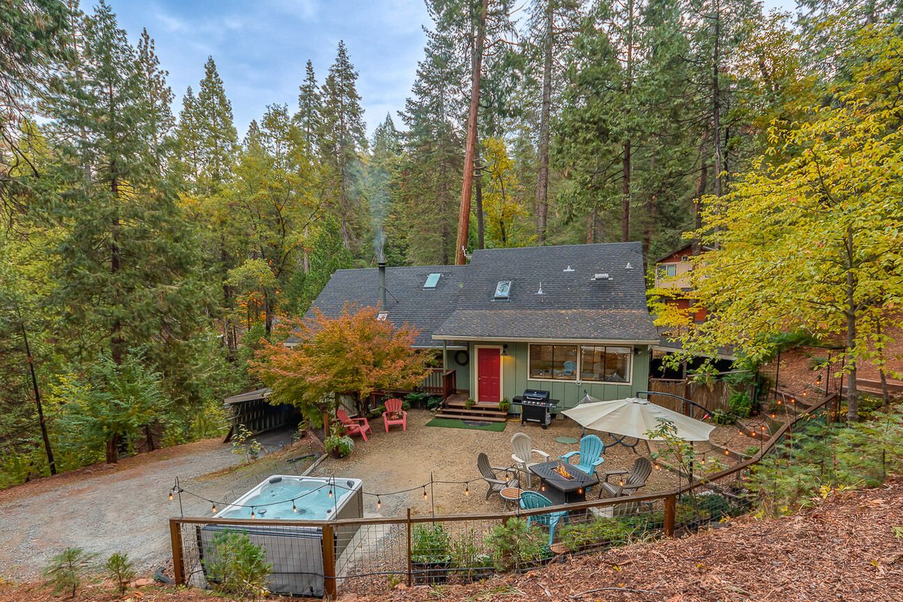Walk to Lakemont Pines Lake w/Hot Tub, Pet Friendly