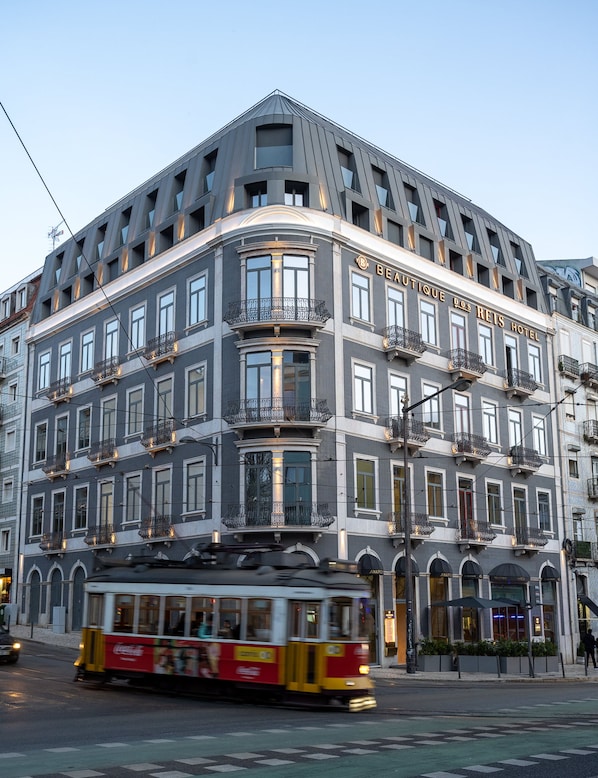 Un edificio en esquina con un letrero que dice "BEAUTIQUE DES REIS HOTEL".
