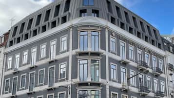A corner building with a modern facade, multiple windows, and a sign for "BEAUTOUR DE REITS HOTEL".