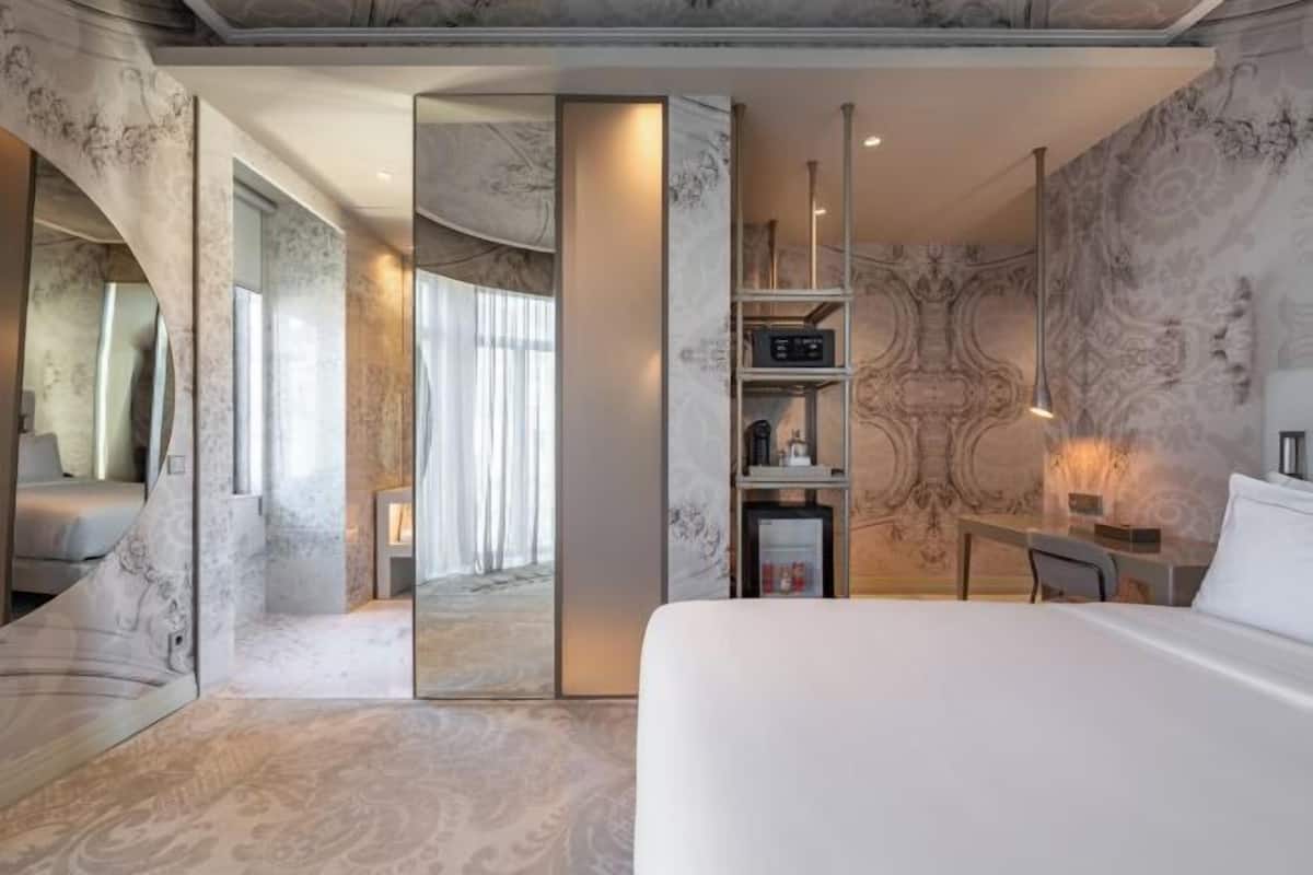 Minibar, desk, soundproofing, free WiFi