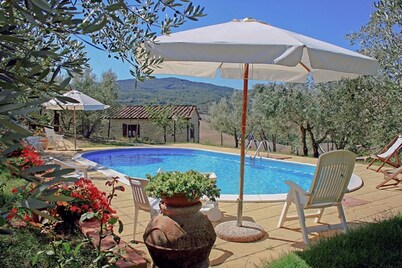 Typical farmhouse with private pool between Pisa and Siena