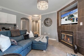 TV connectée, cheminée, table de tennis de table