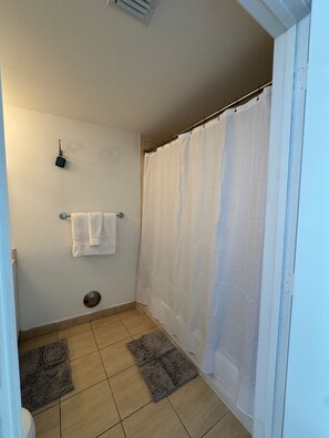 تجهيزات دش، مناشف، صابون، ورق حمّام