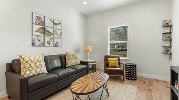 Smart TV, libros y estéreo