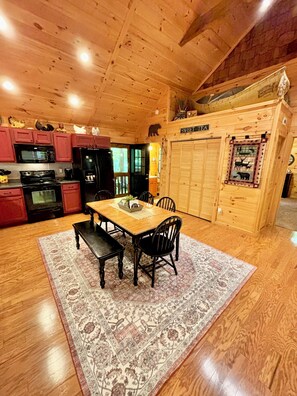 Dining - Rustic Pines-cozy & charming (Morganton)