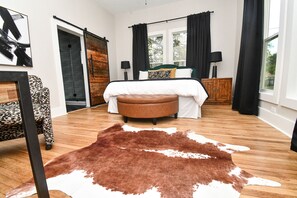 3 habitaciones, escritorio, tabla de planchar con plancha y wifi 