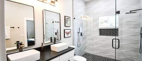 Douche, séchoir à cheveux, serviettes fournies, savon