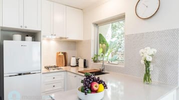 Frigorífico, microondas, horno y placa de cocina