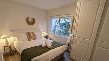 1 dormitori, planxa i posts de planxar, wifi i roba de llit