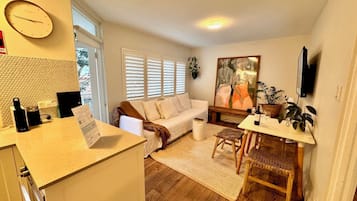 Una televisión, una oficina