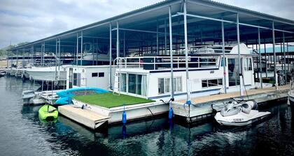 Houseboat **Casa Ocaso** on Beautiful Lake Travis