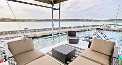 Houseboat **Casa Ocaso** on Beautiful Lake Travis
