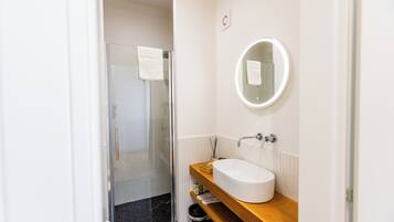 Deluxe Double Room | Bathroom | Free toiletries, hair dryer, bidet, towels