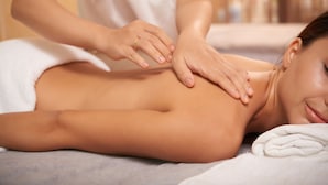 Een massage is aan de gang.