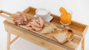Daily cooked-to-order breakfast (EUR 9 per person)