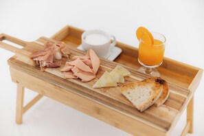 Petit déjeuner préparé sur commande (9 EUR par personne)