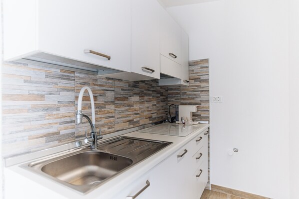 Junior Suite con terrazza | Cocina privada | Cafetera de espresso y cafetera y tetera 