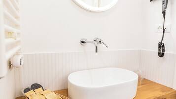 Camera Queen Superior | Bagno | Set di cortesia gratuito, asciugacapelli, bidet, asciugamani