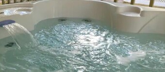Cast Away - 2 Bedroom Bungalow with Hot Tub