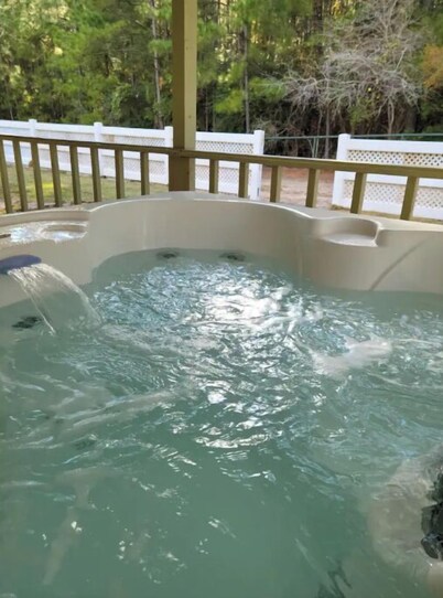 Cast Away - 2 Bedroom Bungalow with Hot Tub