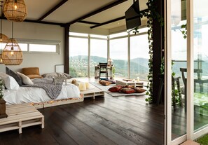 Luksussuite | Sengetøy av topp kvalitet, dundyner, minibar og safe på rommet