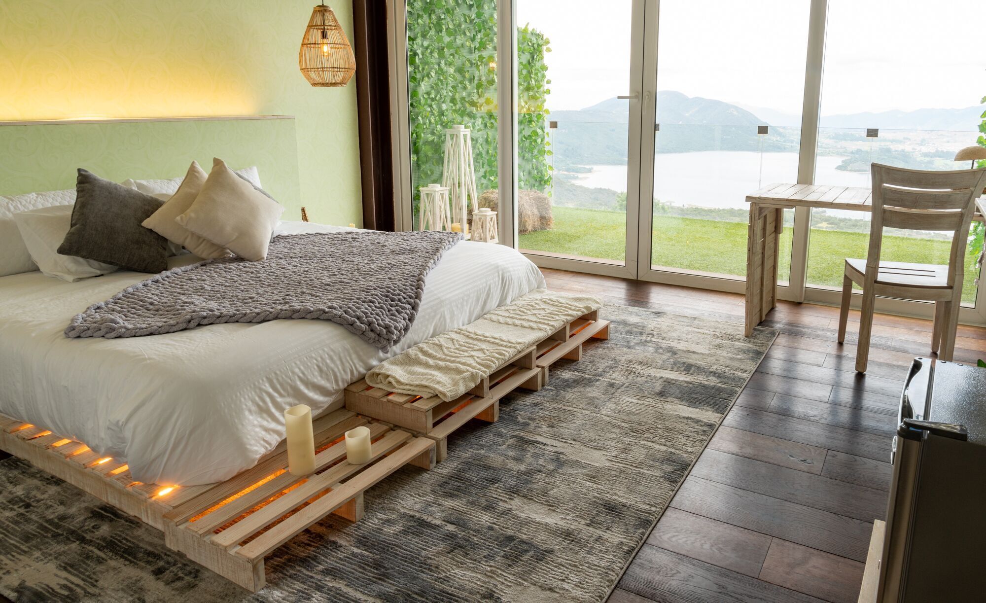 Premium bedding, down comforters, minibar, in-room safe