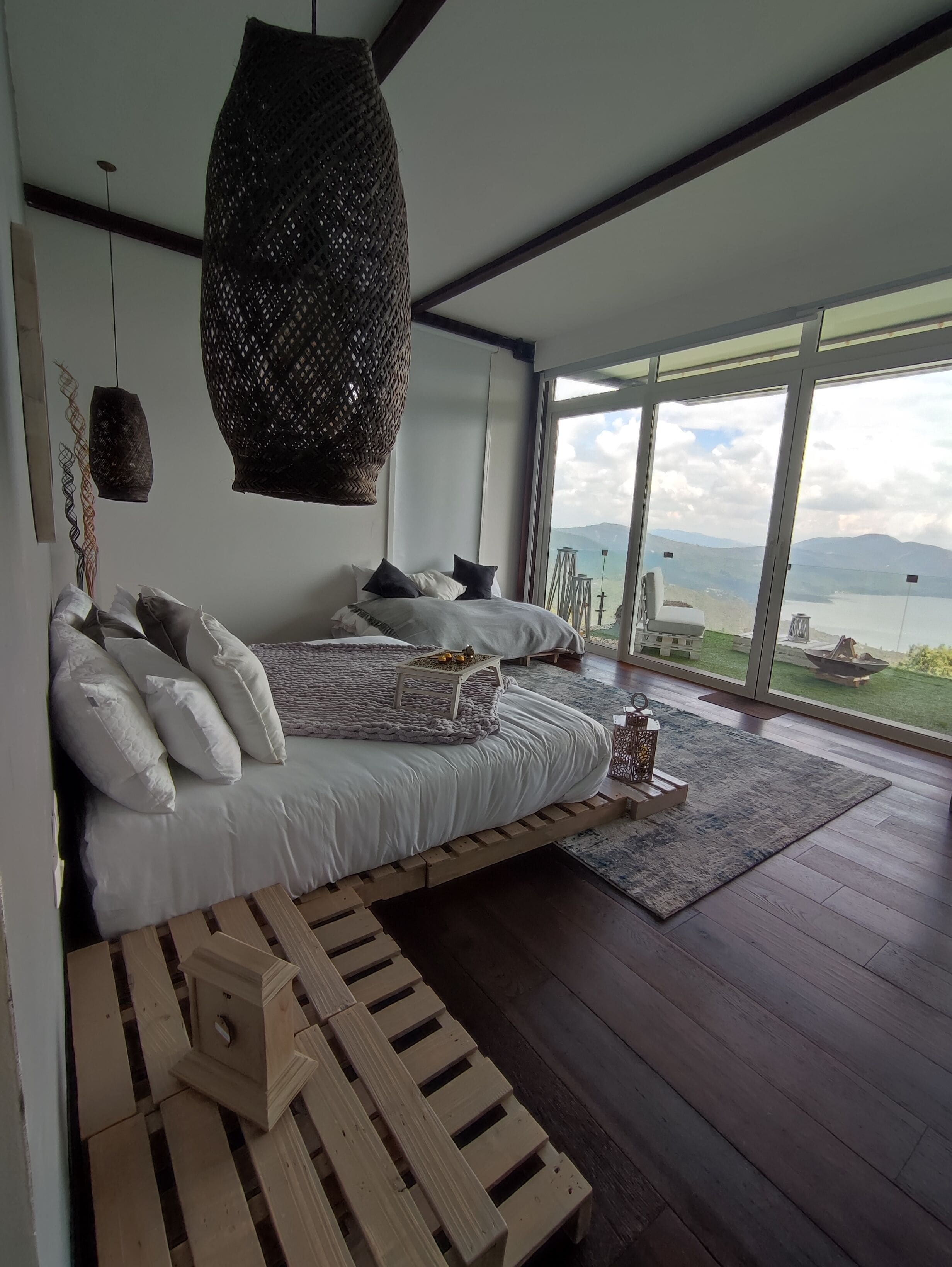 Junior suite | Luxe beddengoed, donsdekens, een minibar, een kluis op de kamer