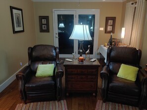 Interior - Spacious Terracotta Brick One Level W/Screened In Porch. Free wi-fi. (Gardendale)