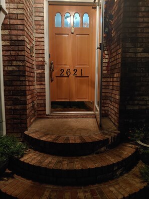 Exterior detail - Spacious Terracotta Brick One Level W/Screened In Porch. Free wi-fi. (Gardendale)