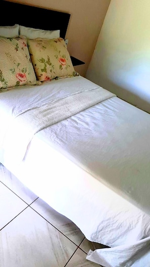 Wi-Fi de cortesia, roupa de cama