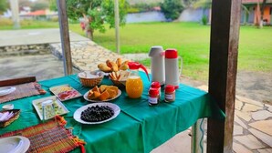 Mesa al aire libre con diversos alimentos y aderezos.