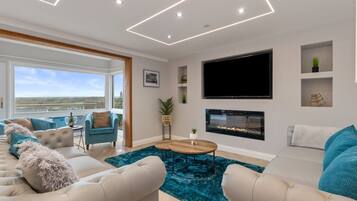 Smart TV, fireplace