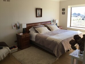 5 bedrooms, desk, iron/ironing board, travel cot