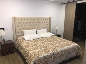5 Schlafzimmer, Schreibtisch, Bügeleisen/Bügelbrett, kostenloses WLAN